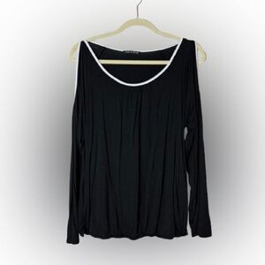 Black and White Women's keyhole shoulder top, XL